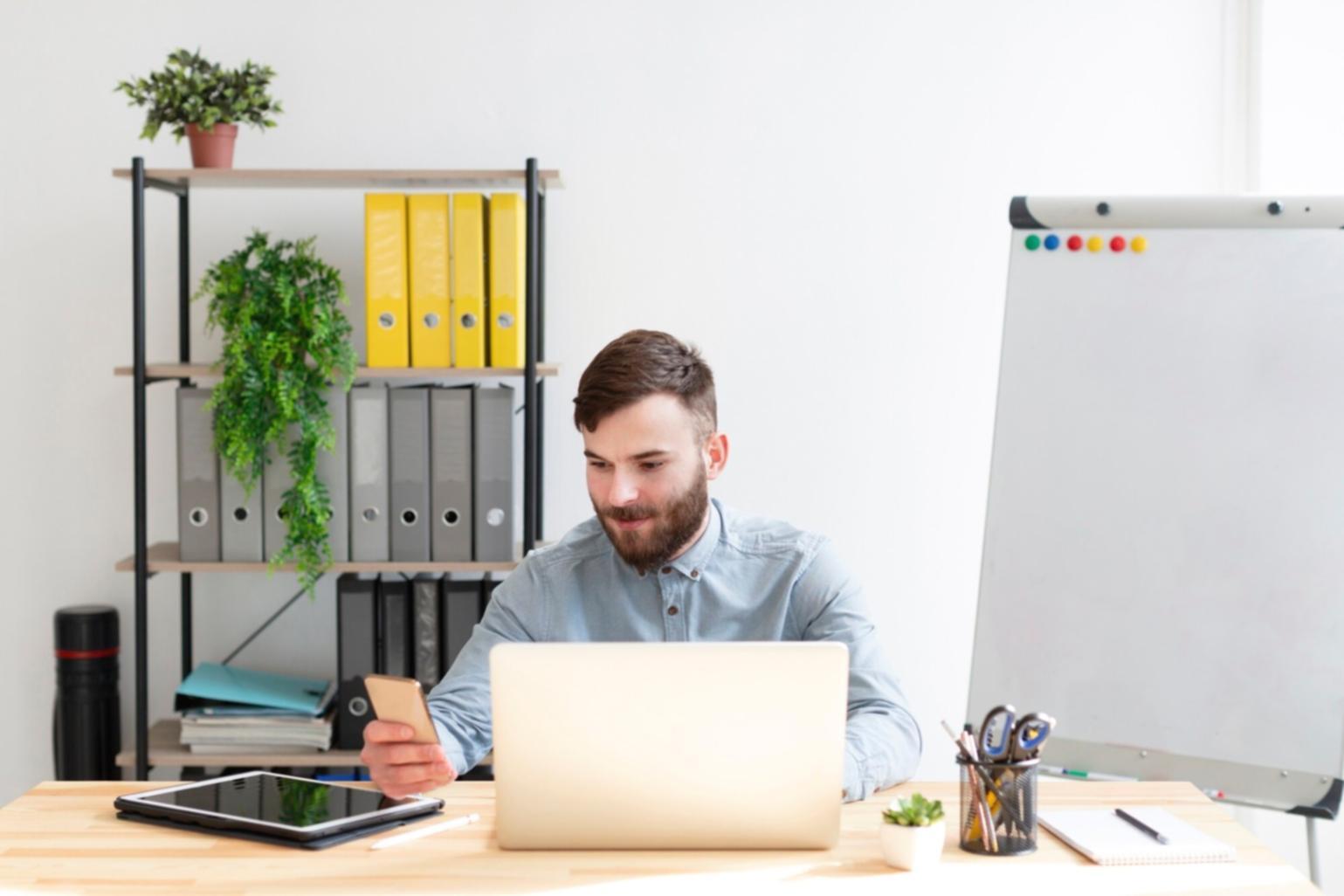 Équipe d'experts en négociation financière lors d'une session de travail collaborative